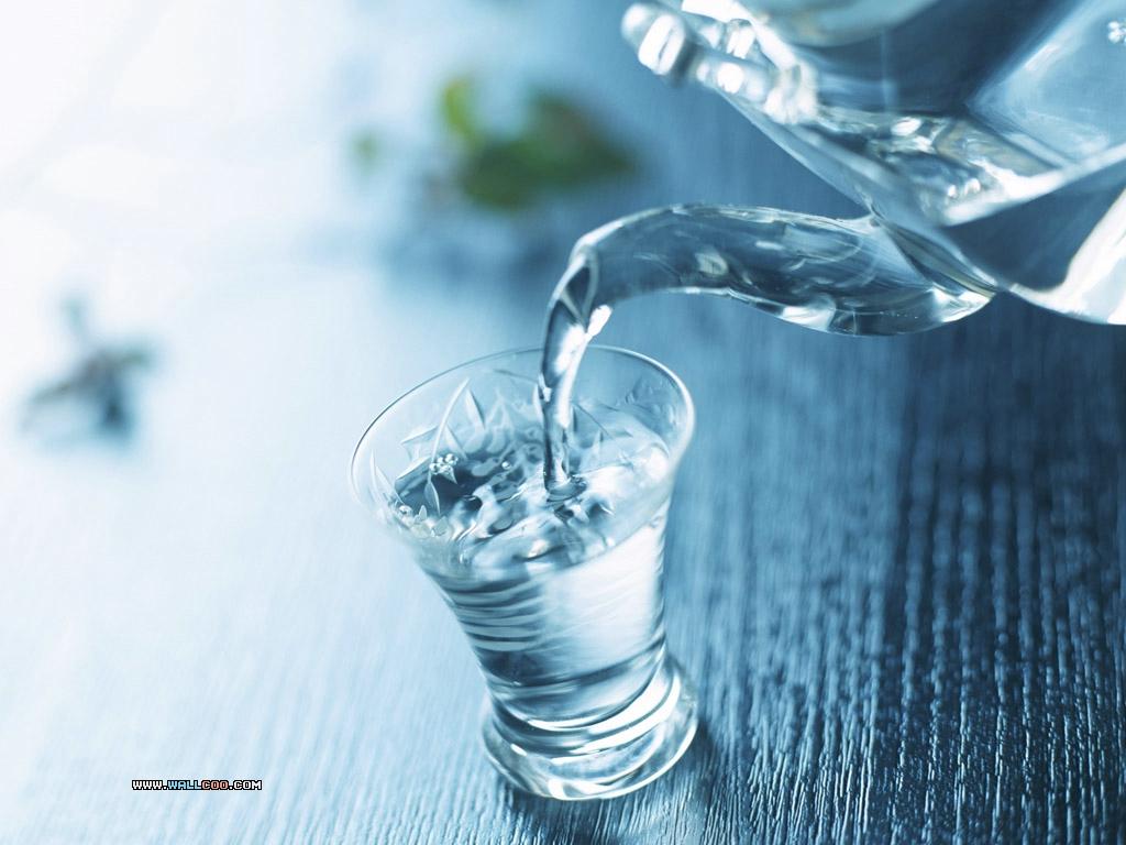 Những cách uống nước gây nguy hiểm cần tránh