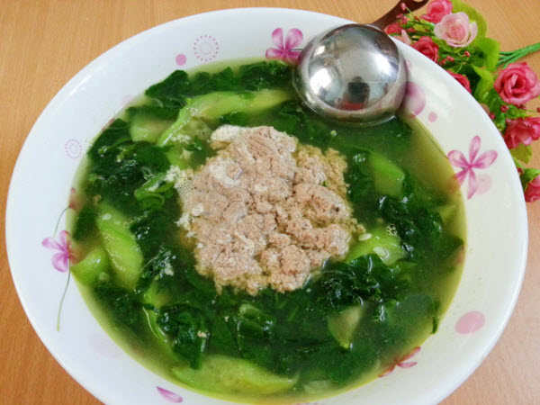 canh mong toi nau tom - Phòng chống táo bón cho bé bằng các thực phẩm giàu chất xơ