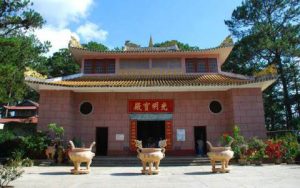chua tau net kien truc nguoi hoa o da lat 300x188 - Chùa Tàu – nét kiến trúc người Hoa ở Đà Lạt