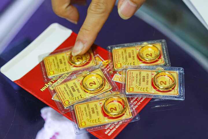 Giá vàng lao dốc, nhiều nhà đầu tư lỗ nặng