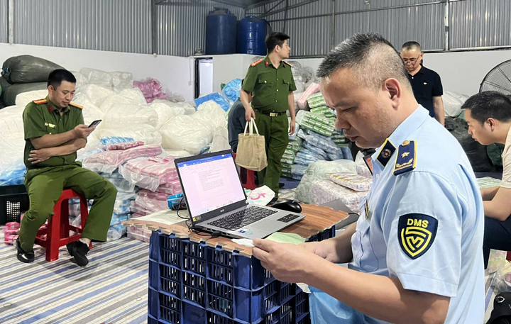 Triệt phá điểm sản xuất băng vệ sinh giả thương hiệu nổi tiếng