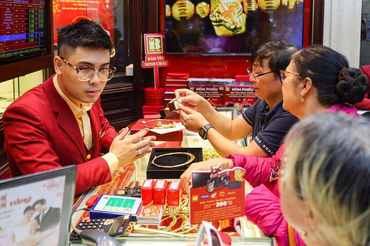 Giá vàng giảm ‘điên cuồng’, nhà đầu tư có nên bán cắt lỗ?