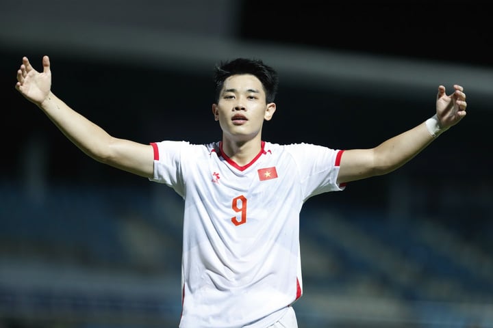 Báo Singapore: ‘Tuyển Việt Nam quá thất vọng đến nỗi phải thay Đình Bắc’